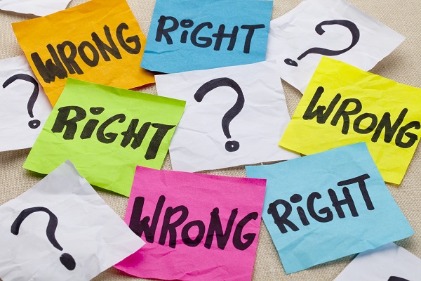 Post-it notes with the words right and wrong and question marks drawn on them